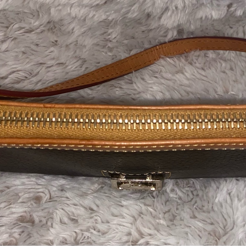 Dooney and Bourke Vintage Black and Tan Wrislet EUC - Picture 8 of 8